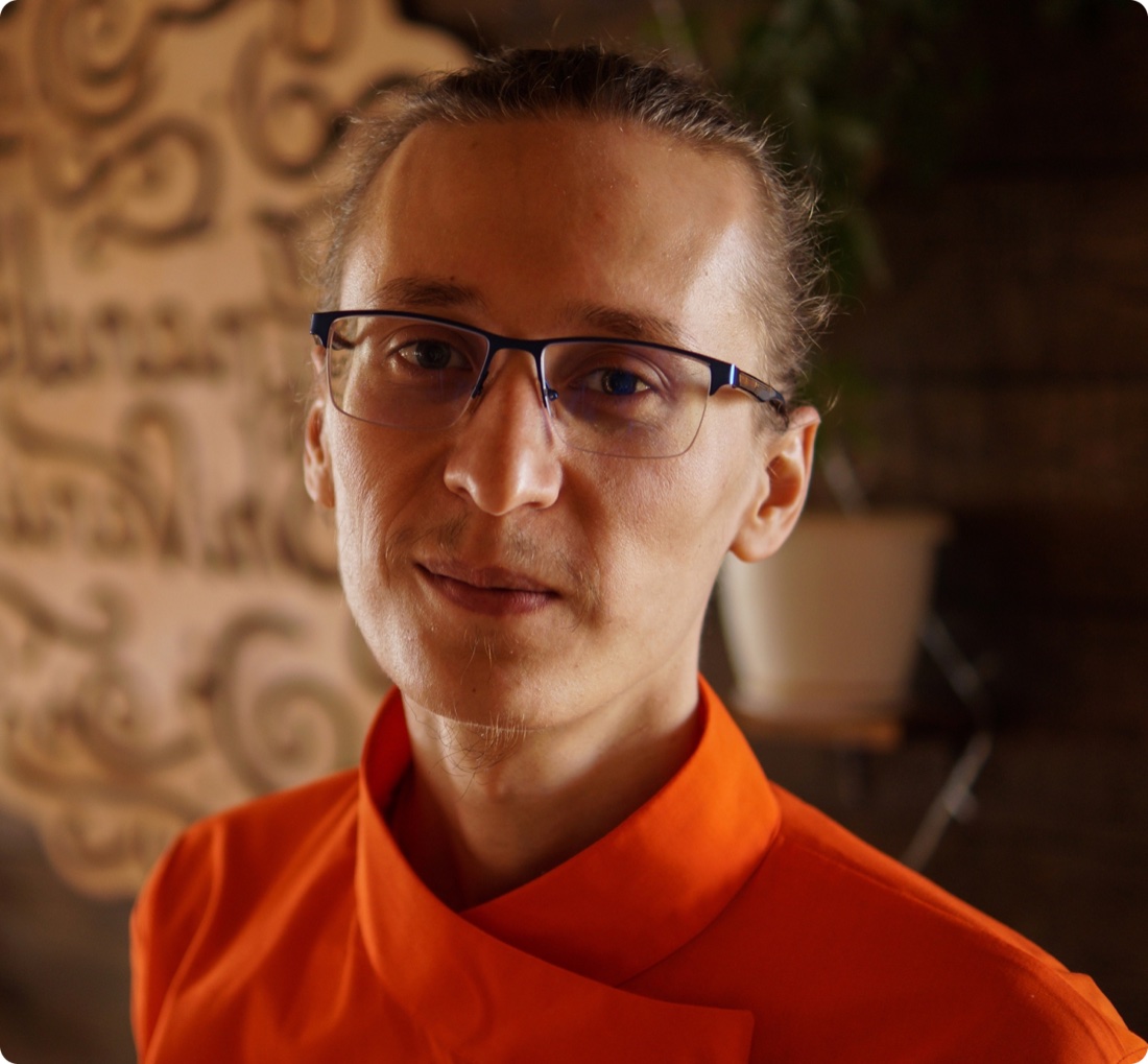 Дада Абхидхьянананда — ачарья ретрита, в оранжевой одежде Ананда Марги