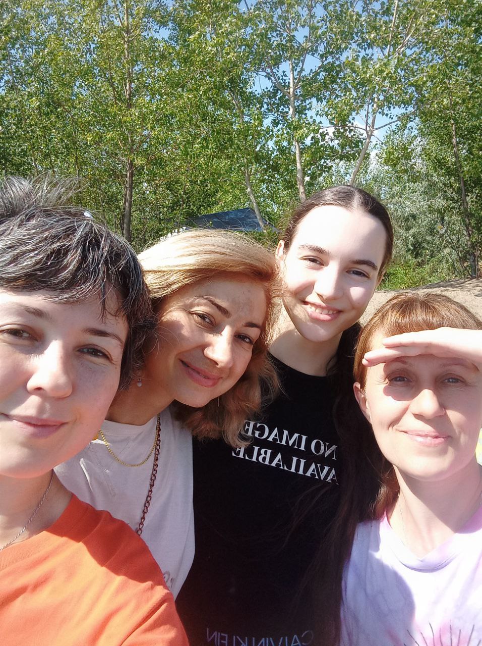 Участники ретрита на природе